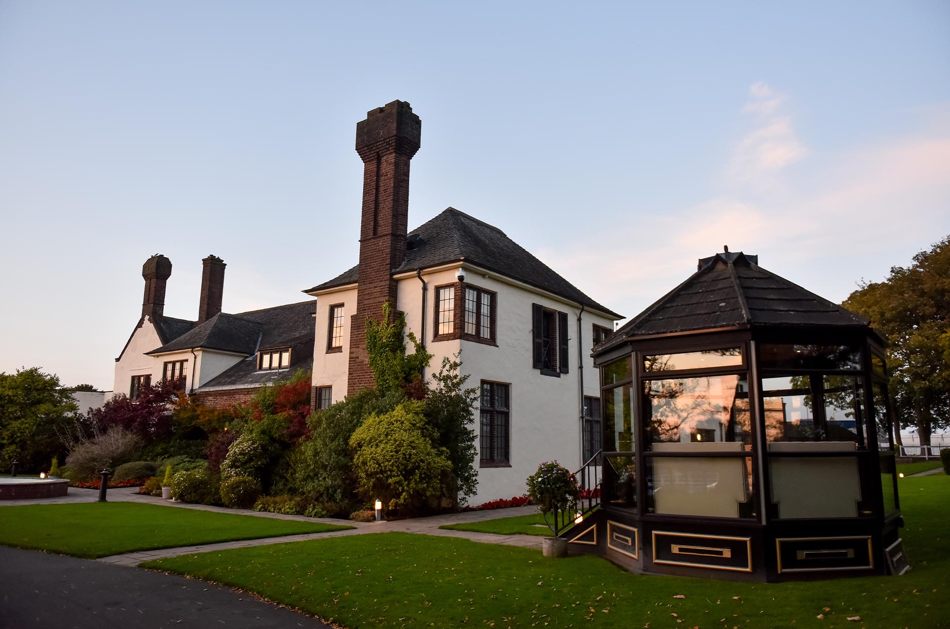 Front view of Western House Hotel